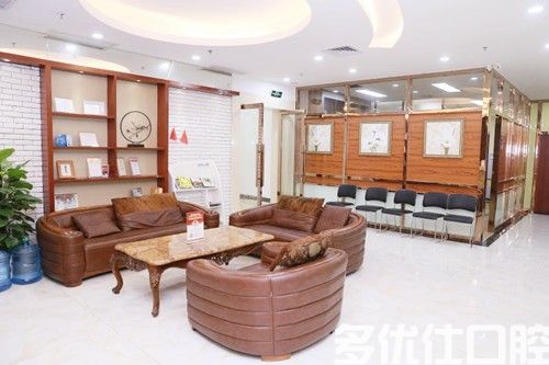广州全口种植牙价格表公示,看广州种植满口牙多少钱?哪家医院好?(图1)