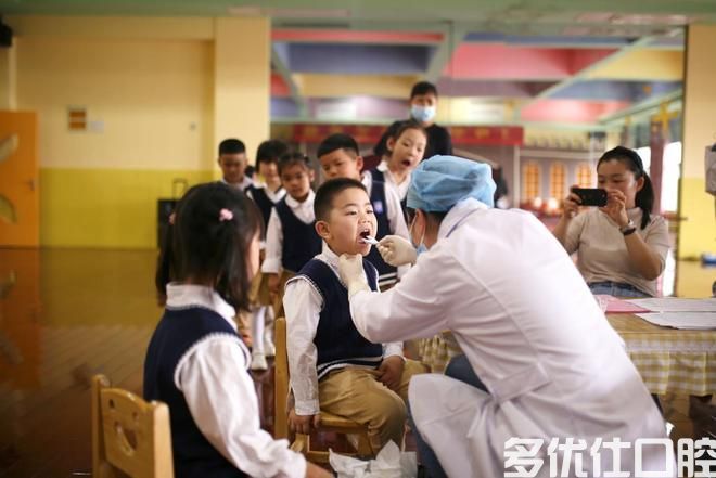 幼儿园涂氟活动——六安皓雪口腔关注幼儿牙齿健康(图2)