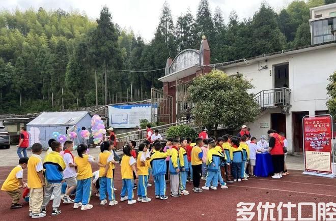 壹家人公益牙贝恩口腔关爱服务队丨“迎六一 我是护齿小超人”健康口腔进学校义诊活动(图1)