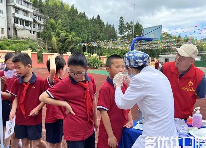 壹家人公益牙贝恩口腔关爱服务队丨“迎六一 我是护齿小超人”健康口腔进学校义诊活动(图4)