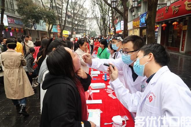 桂林医学院附属口腔医院走进社区开展学雷锋义诊活动(图1)