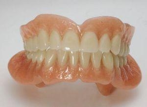 换活动假牙用树脂托好还是纯钛托好？纯钛支架好，不易变形(图1)