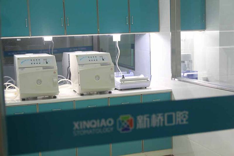 2025年成都市中老年人半口种植牙价格表及*医院费用明细(图1)