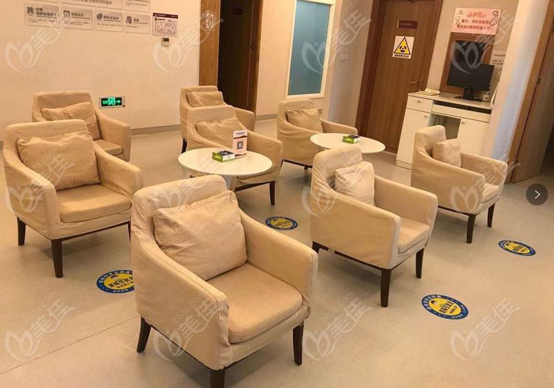 小白兔口腔收费高吗？不高！种植牙3800元起、颗、矫正6800元(图1)