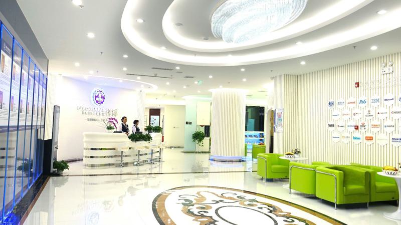 郑州拜博口腔收费价目表9月优惠：紫荆山路店种牙950元起真假(图1)