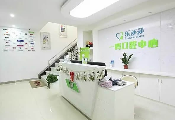 2025深圳牙齿种植修复排名前十佳齿科医院都是哪几个？深圳润笑口腔门诊部口碑好评不断